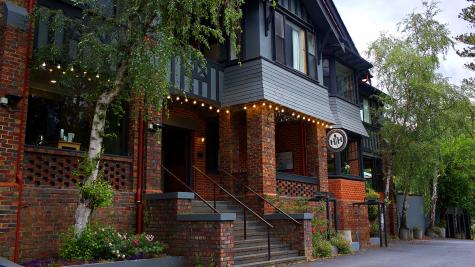Alpine Hotel, Yarra Valley front entrance 
 - Alpine Hotel, Warburton