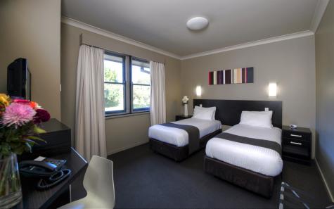 Queen room
 - Best Western Blackbutt Inn